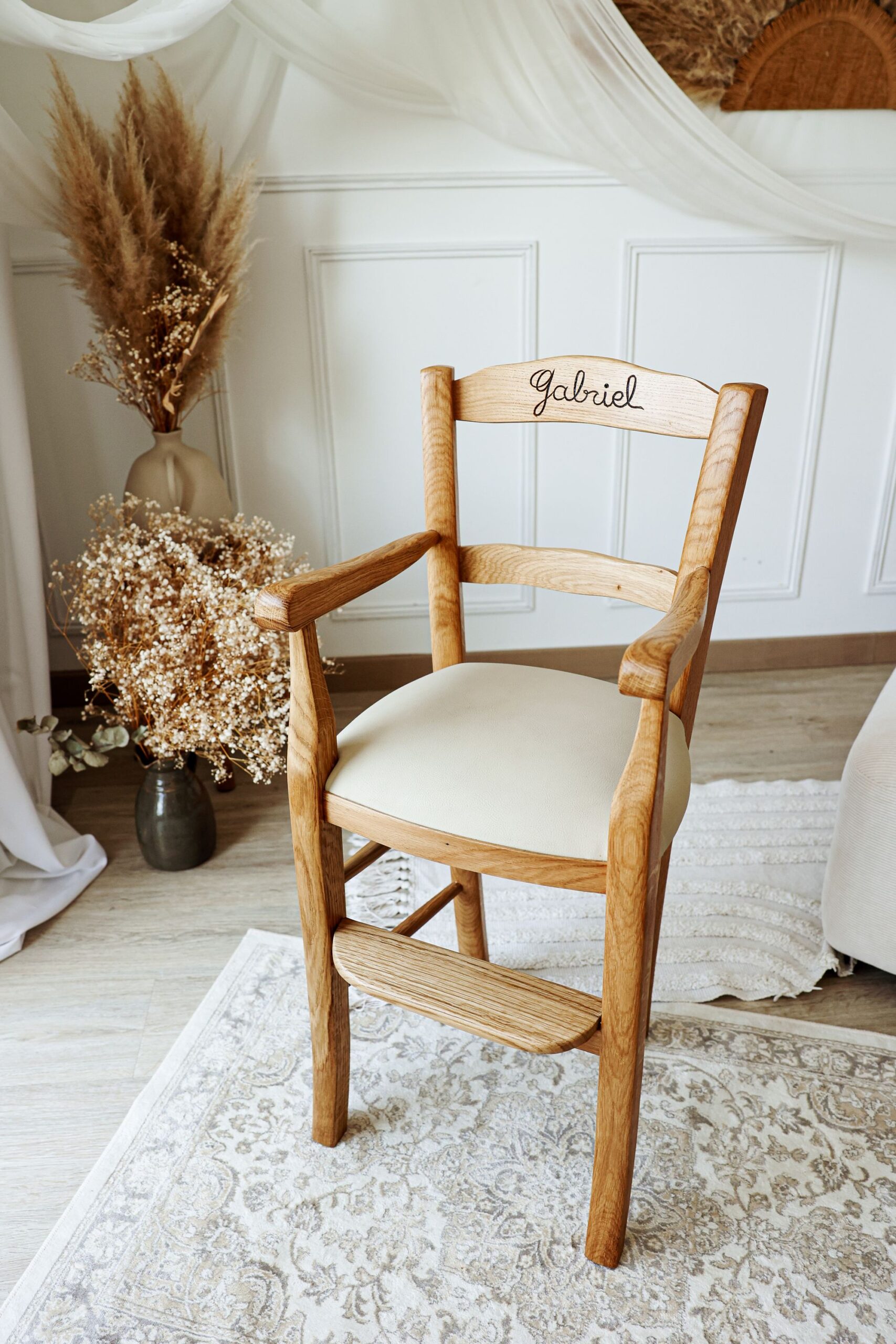 Fauteuil de table pour enfant en chêne, prénom gravé sur le dossier